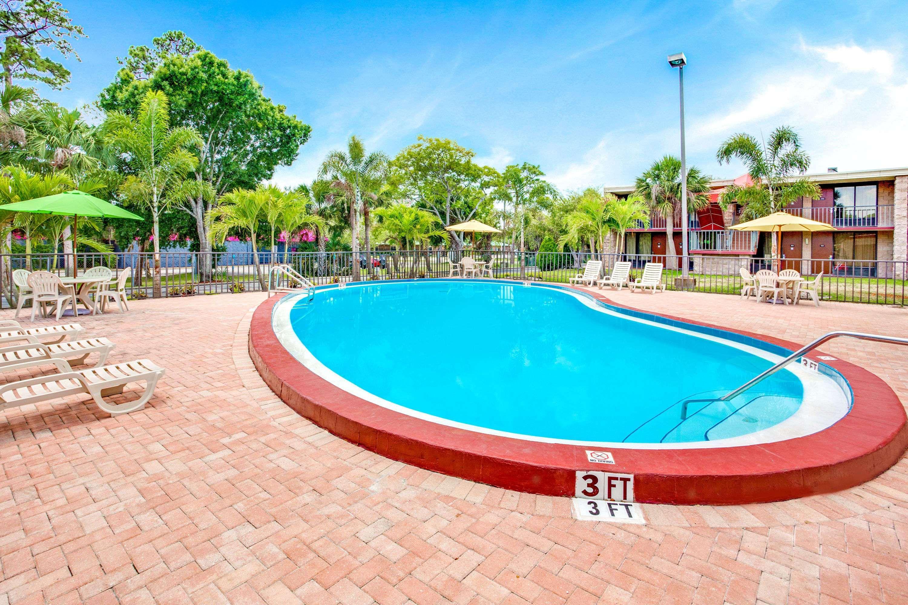 Days Inn By Wyndham Bradenton - Near The Gulf Exterior photo