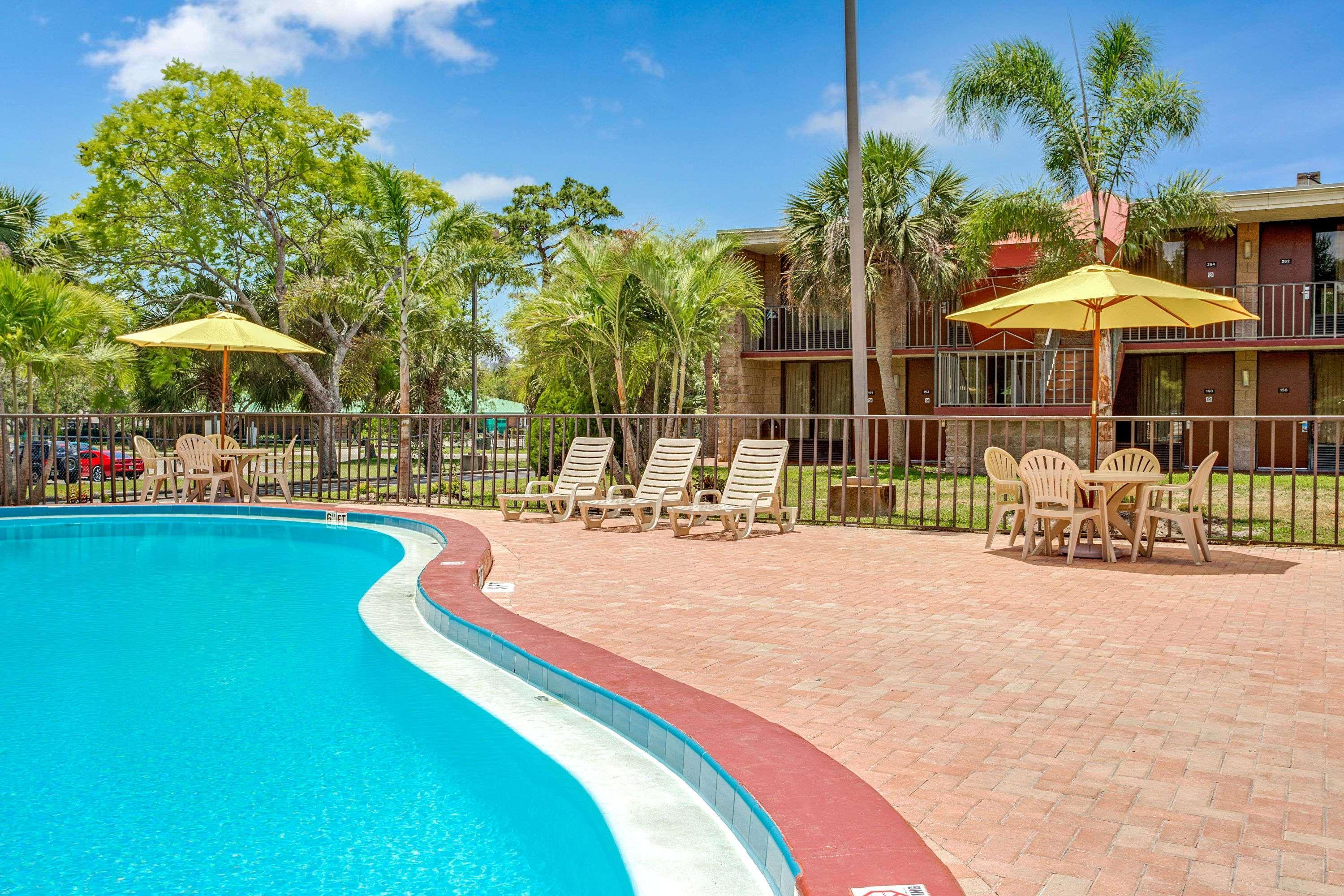Days Inn By Wyndham Bradenton - Near The Gulf Exterior photo