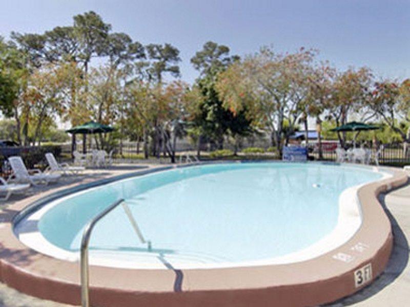 Days Inn By Wyndham Bradenton - Near The Gulf Exterior photo